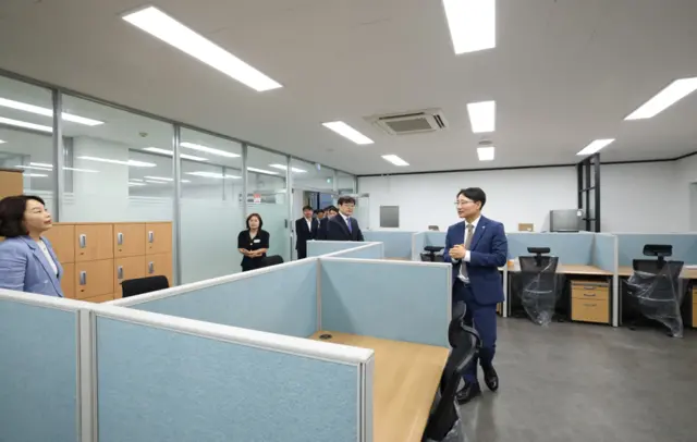 임광현(오른쪽) 국세청장이 지난 4일 경기 안양시 동안구 동안양세무서에서 오는 7월 전국 세무서에서 본격 가동을 앞둔  국세·국세외 수입 체납관리단의 사무실 설치 상황을 점검하고 있다. 국세청 제공