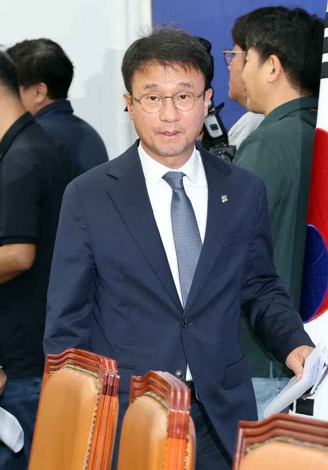 한병도 더불어민주당 원내대표가 7일 국회에서 6·3 지방선거 투표용지 부족 사태 관련 긴급 기자 간담회를 열기 위해 입장하고 있다. 연합뉴스