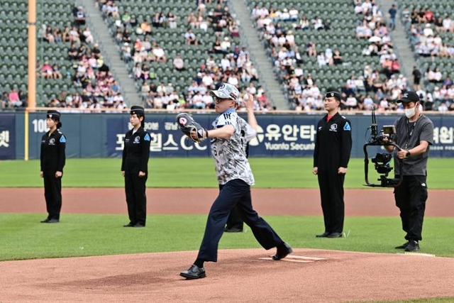 공군미사일방어사령부 예하부대에서 복무 중인 김태현 병장이 현충일인 6일 열린 ‘2026 KBO 리그’ 두산과 키움 경기 시작 전 아버지 고(故) 김도현 중령이 탑승했던 블랙이글스 6번기를 상징하는 유니폼을 입고 시구하고 있다. 공군 제공/국방일보