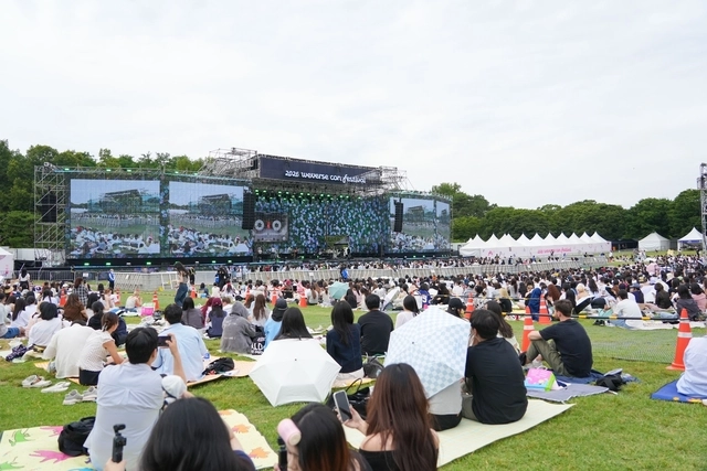 88잔디마당에서 공연을 즐기는 관객들.