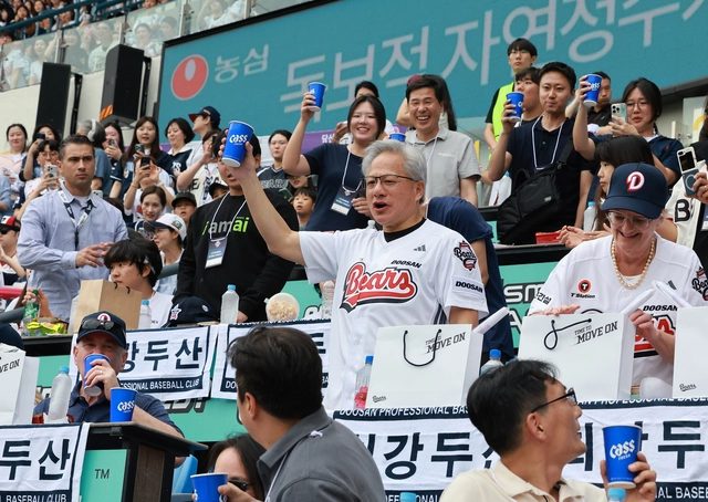 젠슨 황 엔비디아 최고경영자(CEO)가 7일 서울 송파구 잠실야구장에서 열린 2026 신한 SOL KBO리그 키움 대 두산의 경기를 지켜보고 있다. 뉴시스