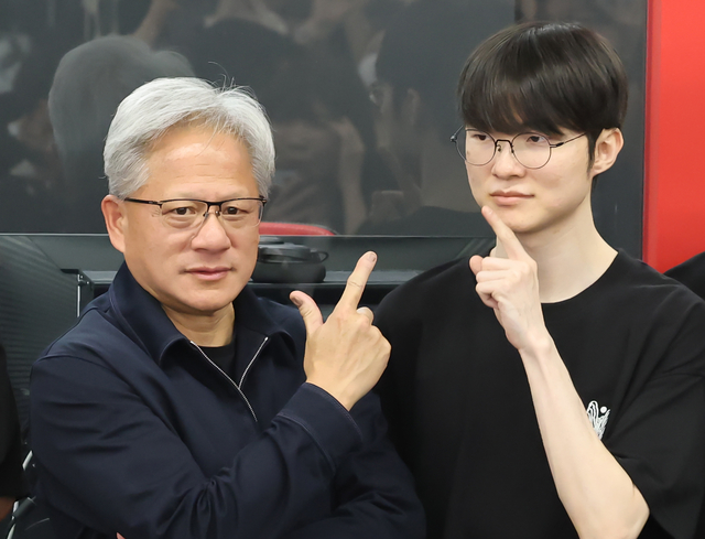 지난 5일 서울 마포구에 있는 ‘T1 베이스 캠프’에서 젠슨 황 CEO가 페이커와 포즈를 취하고 있다. 연합뉴스