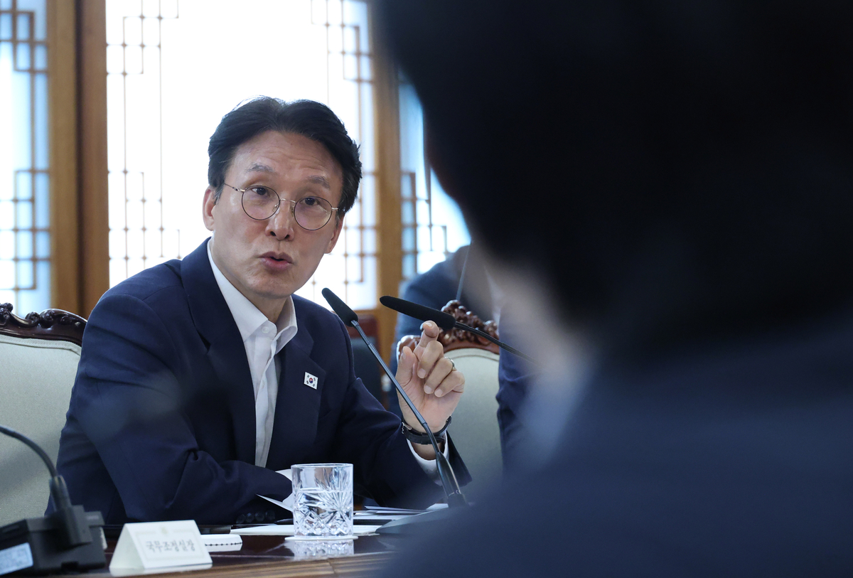 [속보]李대통령, “투표용지 사태, 검경 합수본 구성해 선관위 조사”…총리도 “선관위 고위직 다 물러날 사안”