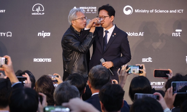 젠슨 황 엔비디아 CEO가 8일 서울 중구 신라호텔에서 열린 ‘엔비디아 코리아 AI 에코시스템 리셉션’에서 배경훈 부총리 겸 과학기술정보통신부 장관과 러브샷을 하고 있다. 연합뉴스
