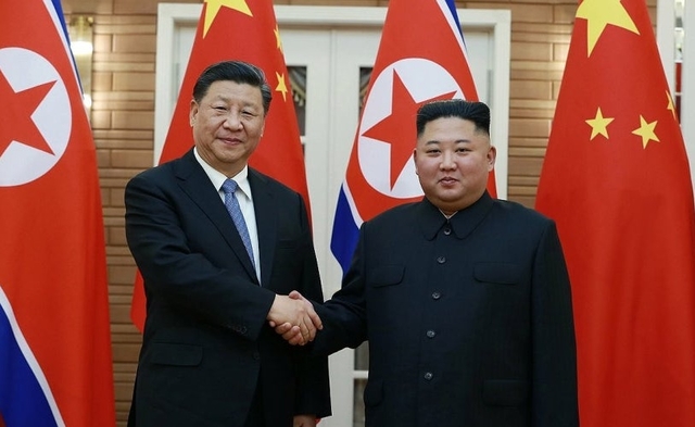 시진핑 중국 국가주석이 오는 8일부터 9일까지 북한을 국빈 방문한다. 사진은 지난 2019년 6월 20일 평양을 방문한 시진핑 중국 국가주석이 북중정상회담에 앞서 김정은 북한 국무위원장과 악수하는 모습. 조선중앙통신 연합뉴스
