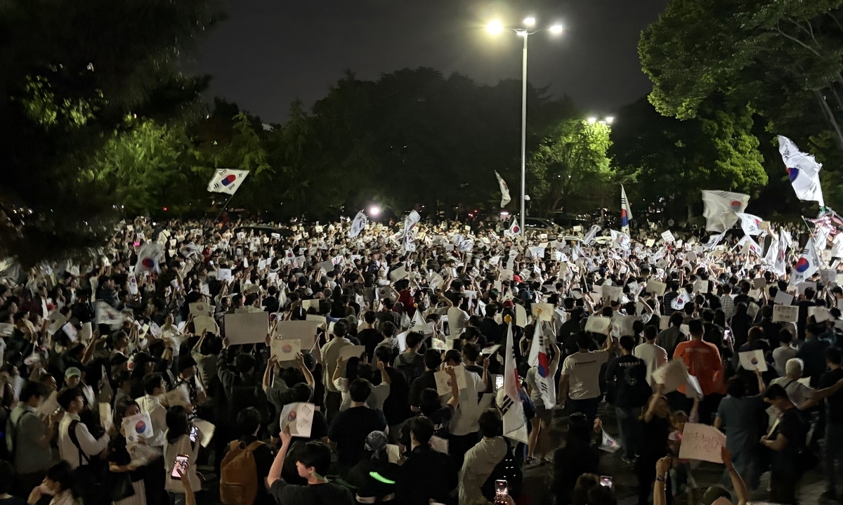 잠실 투표소 봉쇄 시위 나흘째…자정에도 8000명 운집