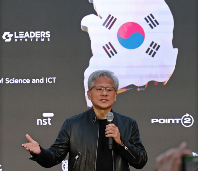 젠슨 황 엔비디아 CEO가 8일 서울 중구 신라호텔에서 열린 ‘엔비디아 코리아 AI 에코시스템 리셉션’에서 연설하고 있다. 연합뉴스