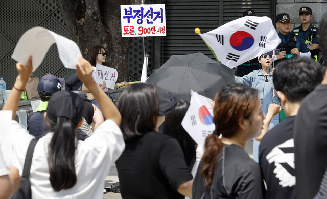 시민들이 8일 서울 송파구 올림픽공원 핸드볼경기장에 설치된 개표소 앞에서 재선거를 요구하고 있다. 뉴시스