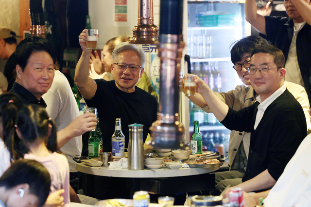 젠슨 황 엔비디아 최고경영자(CEO)와 최태원 SK그룹 회장, 구광모 LG그룹 회장, 이해진 네이버 의장이 5일 서울 마포구 홍대 인근 삼겹살 음식점 ‘형님 저요’에서 이른바 ‘삼소(삼겹살·소주) 회동’을 갖고 있다. 연합뉴스