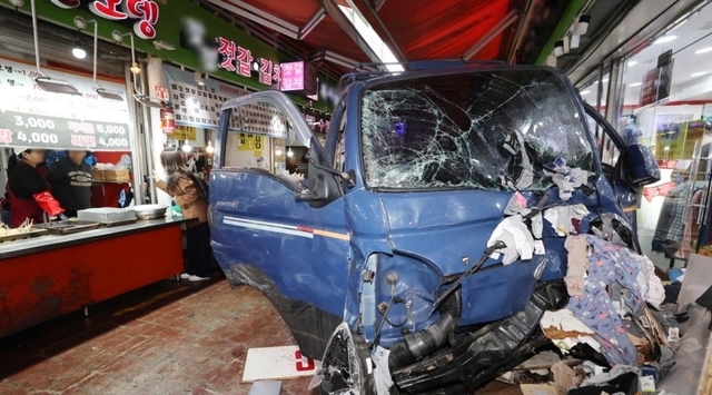 부천 제일시장 화물차 돌진사고 현장. 연합뉴스 자료사진