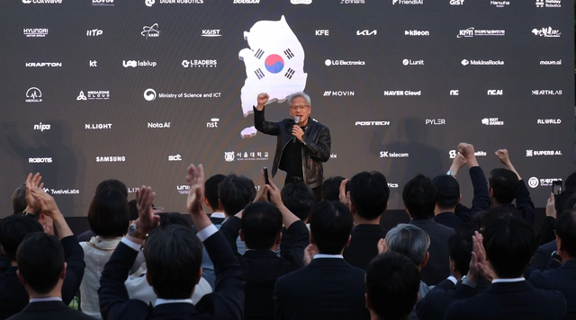 [서울=뉴시스] 이영환 기자 = 젠슨 황 엔비디아 최고경영자(CEO)가 8일 서울 중구 신라호텔에서 열린 ‘엔비디아 코리아 AI 에코시스템 리셉션’에 참석해 스피치를 하고 있다. 뉴시스