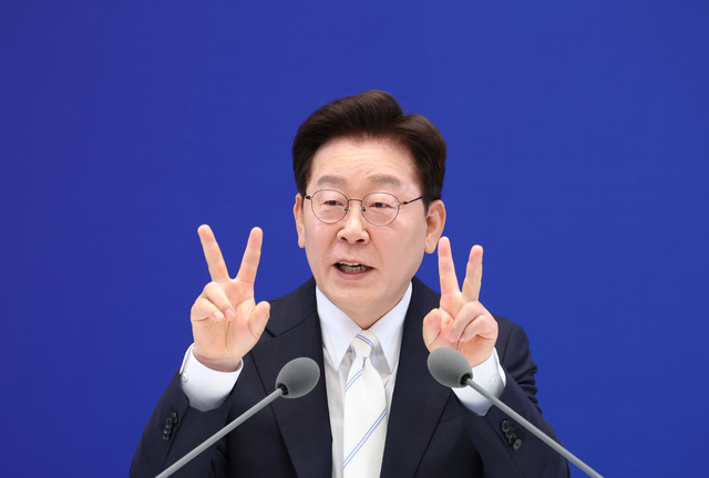 이재명 대통령이 8일 청와대 영빈관에서 열린 취임 1주년 기자회견에서 언론 관련 답변 중 큰따옴표를 손가락으로 표현하고 있다. 연합뉴스