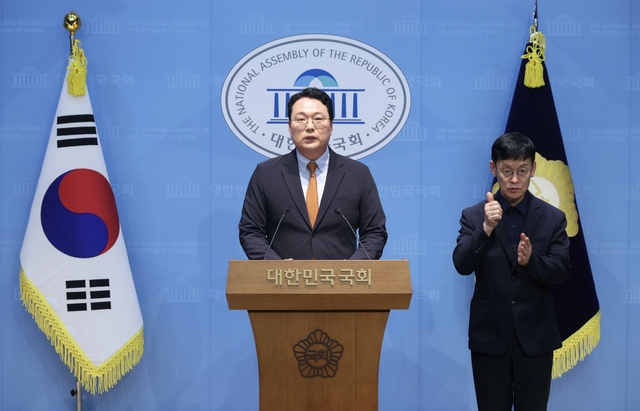 천하람 개혁신당 원내대표가 8일 국회 소통관에서 열린 ‘선관위 사무차장, 선거일 투표용지 부족 관련 실태 및 대책 보고 및 재선거’ 관련 기자회견에서 발언을 하고 있다. 뉴시스