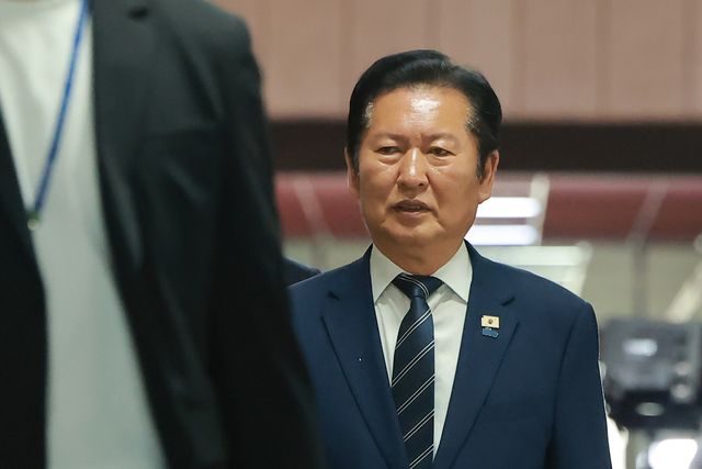 정청래 더불어민주당 대표가 8일 국회에서 비공개로 열린 최고위원회의에 참석하고 있다. 연합뉴스