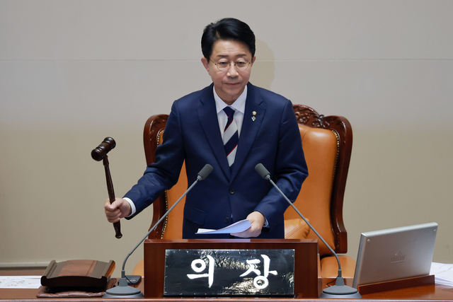조정식 국회의장이 지난 5일 국회 본회의에서 의사봉을 두드리고 있다. 연합뉴스