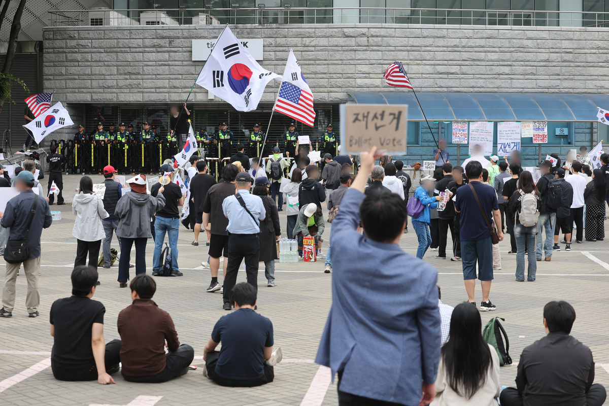 ‘참정권 시위’ 4일째…아침부터 수천명 “선관위 해체”