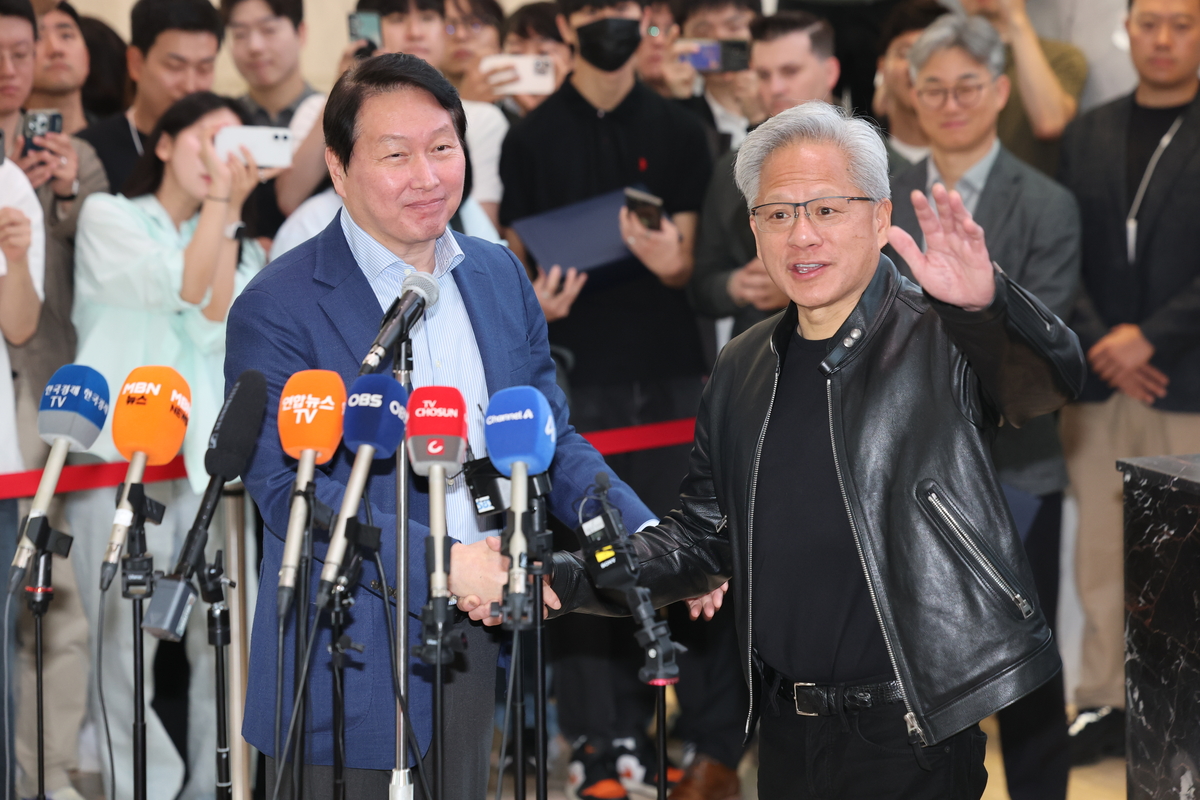 젠슨황 ‘AI 팩토리’ 내년 한국서 첫 가동…‘인프라 동맹’ 잰걸음