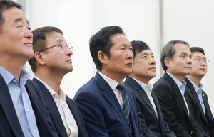 “여당, 유능하고 강한 정당으로 바다처럼 다 받을 수 있어야”…대통령의 말