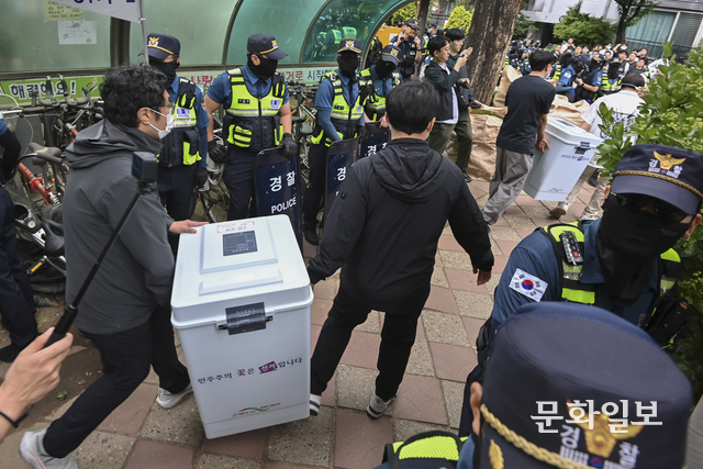 5일 오전 서울 송파구 잠실7동 제2투표소 앞에서 선거관리위원회 관계자들이 투표함을 이송하고 있다. 2026.06.05. 백동현 기자