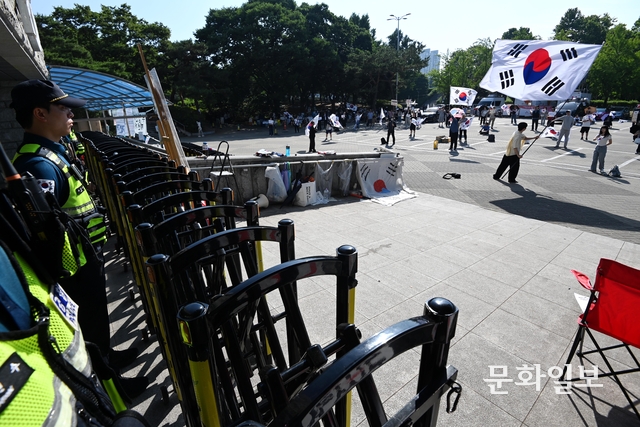 ‘잠실 개표소 봉쇄 시위’가 이어지고 있는 9일 오전 서울 송파구 올림픽공원 핸드볼경기장 출입구 앞에서 시민들이 재선거를 요구하고 있다. 문호남 기자