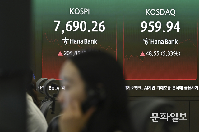 9일 오전 서울 중구 하나은행 본점 딜링룸에서 딜러들이 업무를 보고 있다. 백동현 기자