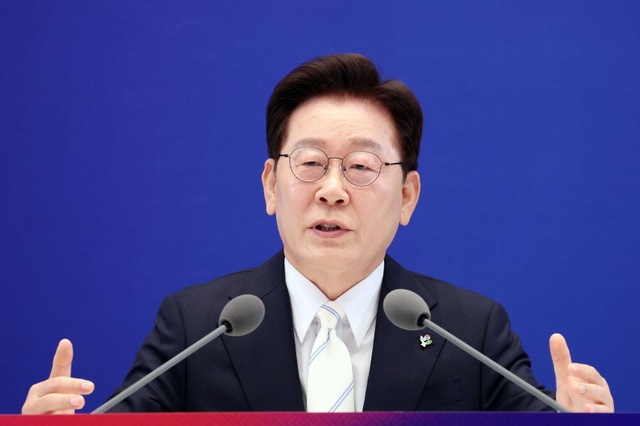이재명 대통령이 8일 청와대 영빈관에서 열린 취임 1주년 기자회견에서 발언하고 있다. 연합뉴스