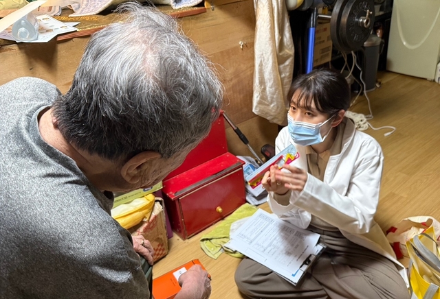 광진구 보건소 관계자가 어르신 가정을 방문해 구강건강관리 서비스를 실시하고 있다. 광진구청 제공