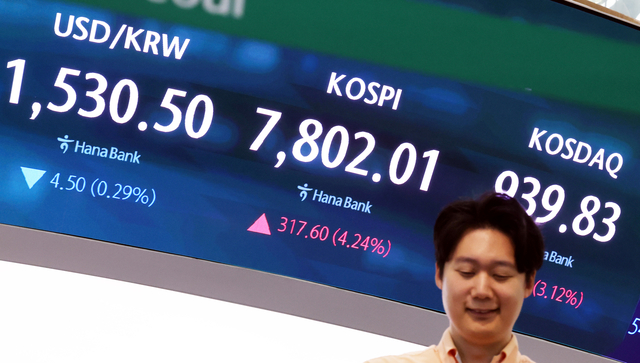 9일 오전 서울 중구 하나은행 딜링룸에서 딜러들이 업무를 하고 있다. 뉴시스