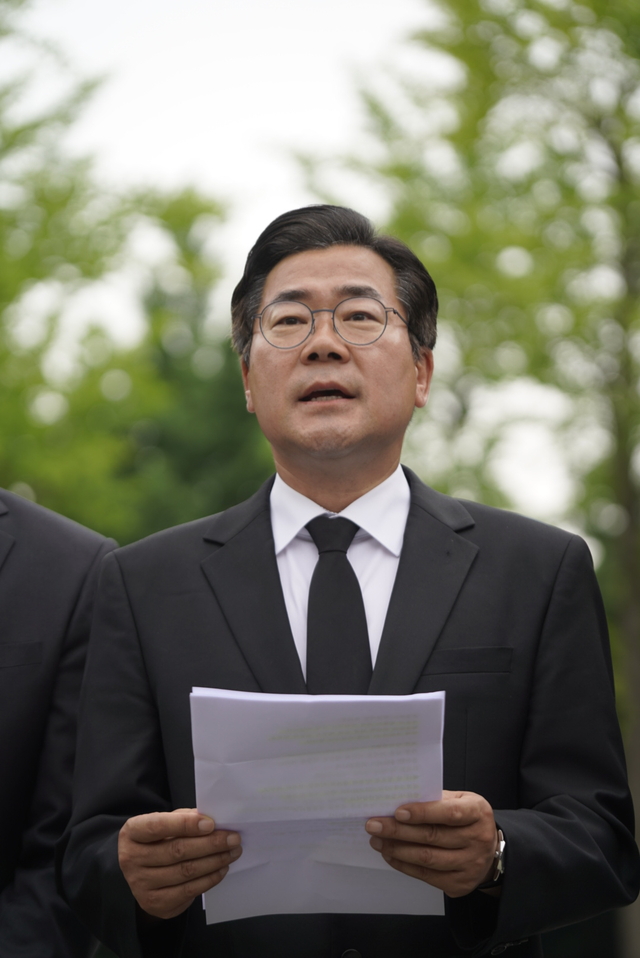 박찬대 인천시장 당선인이 지난 4일 인천 수봉공원 자유수호의탑을 참배하고 당선 소감을 밝히고 있다. 박찬대 선거운동 캠프 제공