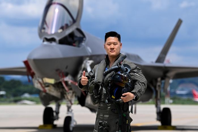 국군전사자 유해 봉환 공중 엄호 임무를 완수한 공군17전투비행단 152전투비행대대 F-35A 조종사 박병준 소령. 공군 제공/국방일보