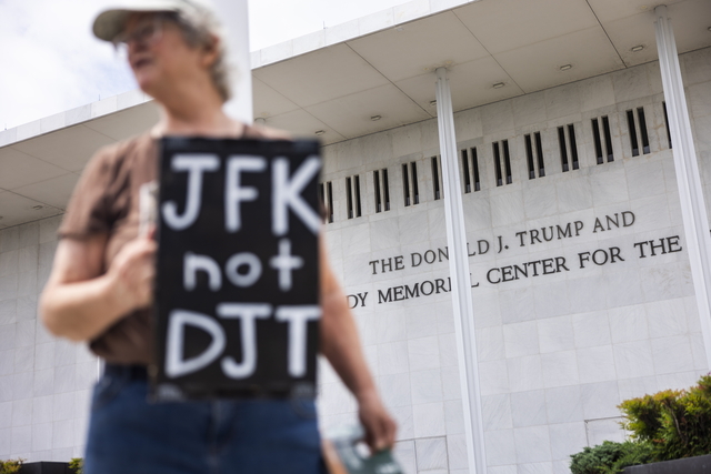 8일 미국 워싱턴DC 케네디센터 앞에서 한 시민이 ‘DJT가 아니라 JFK’라고 적힌 손팻말을 들고 시위를 벌이고 있다. EPA 연합뉴스
