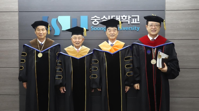 왼쪽부터 이윤재 숭실대 총장, 김장환 극동방송 이사장, 이병구 네패스 회장, 오정현 학교법인 숭실대 이사장.