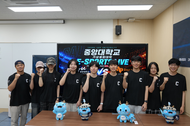 중앙대 가상융합대학 학생들이 지난 3일 미국 텍사스대에서 글로벌 이스포츠 친선 경기를 가진 뒤 기념사진을 찍고 있다. 중앙대 제공