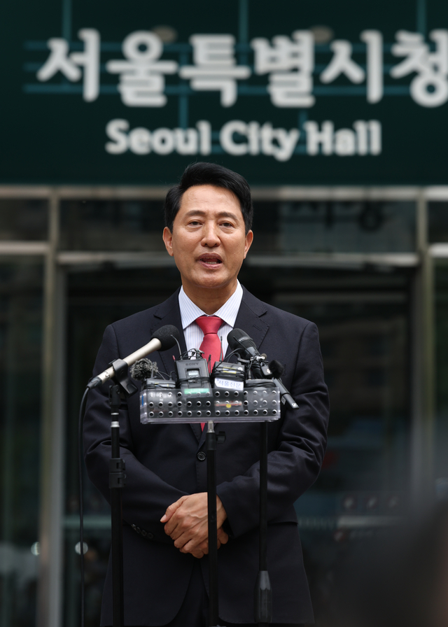오세훈 서울시장이 4일 서울시청으로 들어가기 전 인사말을 하고 있다. 연합뉴스