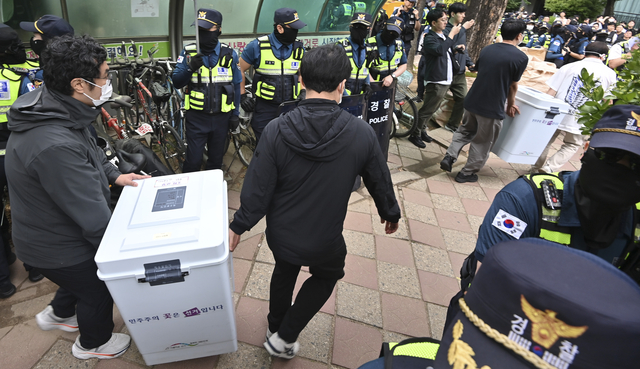 5일 오전 서울 송파구 잠실7동 제2투표소 앞에서 선거관리위원회 관계자들이 투표함을 이송하고 있다. 백동현 기자