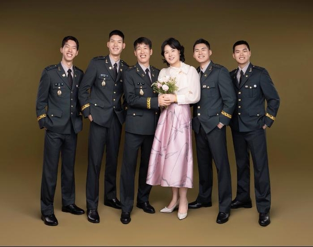 송민서 중사(왼쪽부터), 송민이 하사, 아버지 송근호 예비역 원사 부부, 송민상 중사, 송민성 하사 등 네 형제 모두의 부사관 임관을 기념해 사진촬영하고 있다. 육군 제공/국방일보