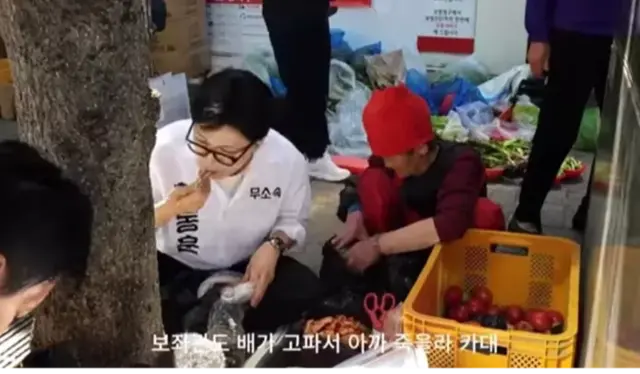 한동훈 무소속 의원이 부산 북구갑 후보 이던 지난달 7일, 부산 북구 구포시장에 들렀다가 좌판 채소가게를 운영하는 김보갑 할머니가 싸준 찰밥을 먹고 있는 모습. 유튜브 한동훈 채널 캡처