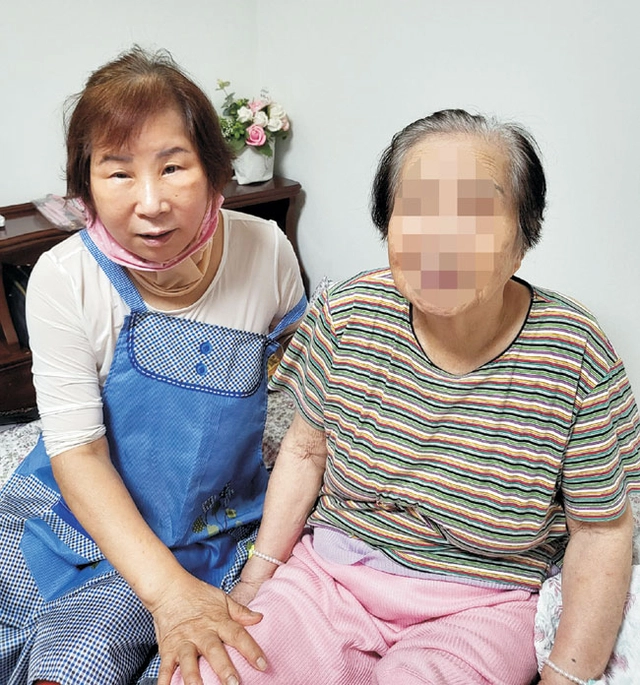 정 씨가 독거노인 가정을 방문해 말벗 봉사를 하는 모습.  초록우산 제공