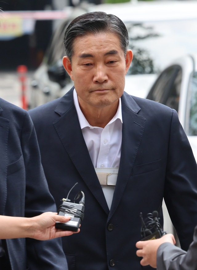신원식 전 국가안보실장이 10일 오전 경기 과천시 2차 종합특별검사 사무실에 출석하고 있다. 뉴시스