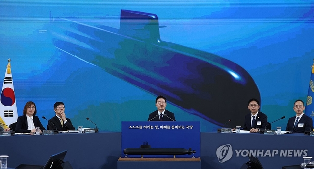 이재명 대통령이 지난 5월26일 경남 창원시 진해구에서 열린 제1회 미래국방전략위원회에서 안규백 국방부 장관의 핵추진잠수함 개발 기본계획 보고를 듣고 있다. 연합뉴스