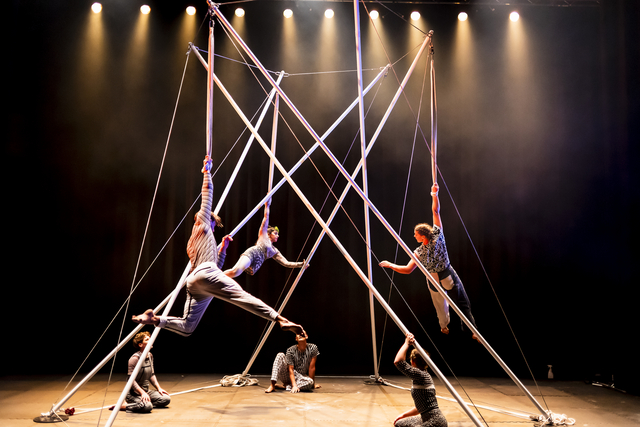 호주를 대표하는 서커스단인 ‘원 펠 스웁 서커스(One Fell Swoop Circus)’ 단원들이 대표 기획공연 ‘인 커먼’에서 연기하고 있다. 경기아트센터 제공