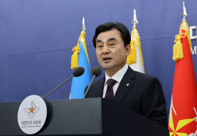 안규백 국방부 장관이 10일 서울 용산구 국방부 브리핑룸에서 방첩사 해체 및 기능개편 발표를 하고 있다. 연합뉴스