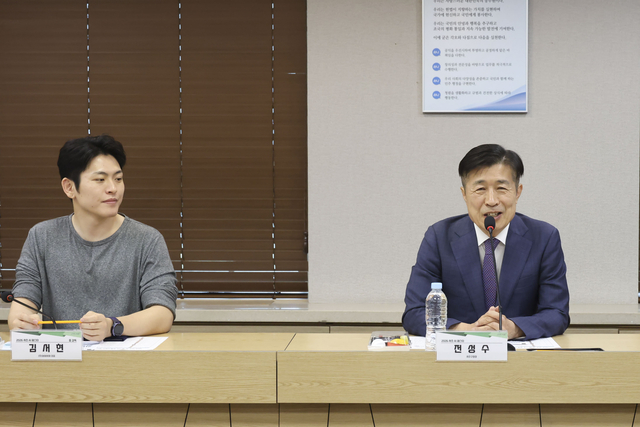 전성수 서초구청장(오른쪽)이 9일 서초구청에서 열린 ‘2026 서초 AI 페스타 공동기획단 발대식’에서 인사말씀을 하고 있다. 서초구청 제공