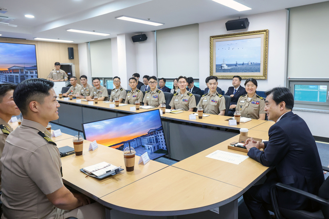 안규백 국방부 장관이 10일 경남 진해 해군사관학교를 방문 육해군 사관학교 통폐합과 관련해 교수, 훈육관, 사관생도들과 간담회를 갖고 의견을 청취하고 있다. 국방부 제공