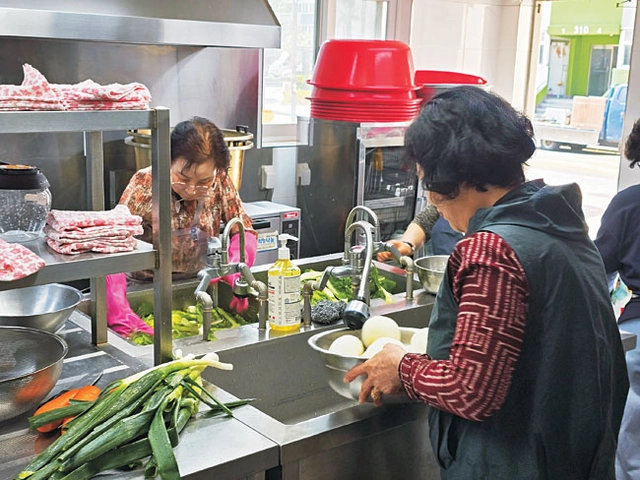 정옥자 씨가 독거노인에게 전달할 밑반찬을 조리하고 있다. 초록우산 제공