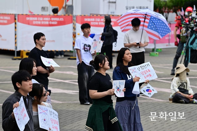 ‘잠실 개표소 봉쇄 시위’가 이어지고 있는 10일 오전 서울 송파구 올림픽공원 핸드볼경기장 출입구 앞에서 시민들이 재선거를 요구하고 있다. 문호남 기자