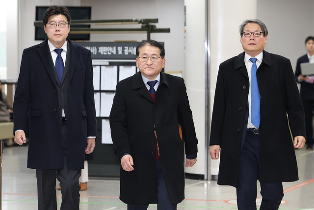 김학의 전 법무부 차관에 대한 ‘불법 출국금지’ 혐의로 재판에 넘겨진 조국혁신당 이규원(왼쪽부터) 전략위원장, 차규근 의원, 이광철 전 청와대 비서관이 지난해 11월 25일 서울 서초구 서울고등법원에서 열린 항소심 선고공판 뒤 법정을 나서는 모습. 뉴시스