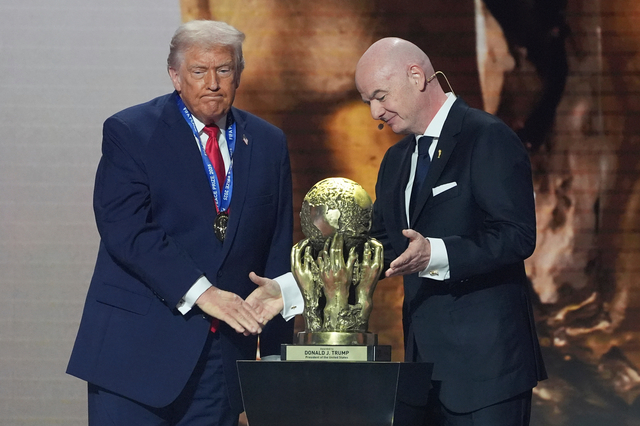 잔니 인판티노(오른쪽) FIFA 회장이 지난해 12월 6일(한국시간) 미국 워싱턴DC의 케네디 센터에서 열린 2026 북중미월드컵 조 추첨식에 앞서 도널드 트럼프 미국 대통령에게 FIFA 평화상 트로피를 소개하고 있다.  AP 뉴시스