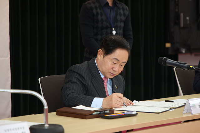 주광덕 남양주시장이 지난 2024년 12월 23일 우리금융그룹 ‘AI 디지털 유니버스’ 투자·유치 업무협약식을 하고 있다. 남양주시 제공