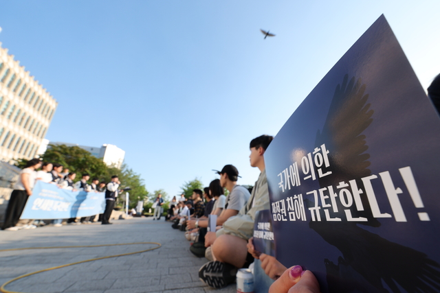 주요 대학교 총학생회가 6·3 지방선거 투표용지 부족 사태를 규탄하고 대책 마련을 촉구하는 시국선언을 진행한 10일 서울 서대문구 연세대학교에서 열린 연세인 공동행동 및 시국선언에서 연세대 총학생회 비상대책위원회 등 참가자들이 피켓팅을 하고 있다. 연합뉴스